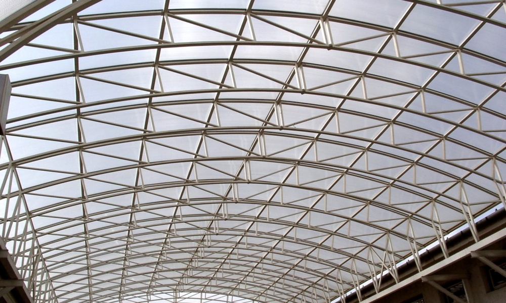 <p><br>Çelik tonoz çatılar, modern mimari tasarımlarda estetik ve dayanıklılığı bir araya getiren özgün bir çatı çözümüdür. Yüksek mukavemeti ve esnekliği ile çelik, tonoz çatıların oluşturulmasında ideal bir malzemedir. Uç Çelik Yapı Firması olarak, çelik tonoz çatıların tasarımından montajına kadar uzmanlıkla hizmet sunuyoruz. Bu makalede, çelik tonoz çatıların avantajları, uygulama alanları ve Uç Çelik Yapı Firması'nın bu alandaki uzmanlığı ele alınacaktır.</p><h3><strong>Çelik Tonoz Çatıların Avantajları</strong></h3><p>Çelik tonoz çatılar, birçok avantaj sunar:</p><ul><li><strong>Estetik Çekicilik</strong>: Tonoz çatılar, mimari açıdan çekici ve göz alıcı bir görünüme sahiptir, modern yapılarda sıklıkla tercih edilirler.</li><li><strong>Dayanıklılık</strong>: Çelik, yüksek mukavemeti sayesinde tonoz çatıların dayanıklı olmasını sağlar, uzun yıllar boyunca sağlam bir yapı sunar.</li><li><strong>Esnek Tasarım</strong>: Çelik tonoz çatılar, farklı eğimlerde ve şekillerde tasarlanabilir, bu da mimari açıdan çeşitlilik ve esneklik sağlar.</li><li><strong>Hafiflik</strong>: Çelik, diğer geleneksel tonoz çatı malzemelerine göre daha hafif bir malzemedir, bu da yapıya daha az yük bindirir ve taşıyıcı sistemlerin daha az destek gerektirmesini sağlar.</li><li><strong>Hızlı Montaj</strong>: Fabrikada önceden hazırlanan çelik tonoz elemanları, inşaat alanında hızlı bir şekilde monte edilebilir, bu da projenin zamanında tamamlanmasını sağlar.</li></ul><h3><strong>Çelik Tonoz Çatıların Uygulama Alanları</strong></h3><p>Çelik tonoz çatılar, birçok farklı yapı tipinde kullanılabilir:</p><ul><li><strong>Konut Binaları</strong>: Modern konut projelerinde, çelik tonoz çatılar estetik bir çözüm olarak tercih edilir.</li><li><strong>Kültürel ve Ticari Binalar</strong>: Müzeler, tiyatrolar, restoranlar ve alışveriş merkezleri gibi kültürel ve ticari binalarda çelik tonoz çatılar sıklıkla kullanılır.</li><li><strong>Spor ve Rekreasyon Alanları</strong>: Stadyumlar, spor salonları, yüzme havuzları ve eğlence merkezleri gibi alanlarda çelik tonoz çatılar yaygın olarak tercih edilir.</li></ul><h3><strong>Uç Çelik Yapı Firması'nın Çelik Tonoz Çatı Hizmetleri</strong></h3><p>Uç Çelik Yapı Firması olarak, çelik tonoz çatı sistemleri için kapsamlı bir hizmet yelpazesi sunuyoruz:</p><ul><li><strong>Tasarım ve Mühendislik</strong>: Çelik tonoz çatıların tasarımı ve mühendisliği konusunda uzmanlaşmış bir ekip tarafından gerçekleştirilir.</li><li><strong>Üretim ve Tedarik</strong>: Yüksek kaliteli çelik tonoz çatı elemanları, modern tesislerimizde üretilir ve projenin gereksinimlerine uygun olarak tedarik edilir.</li><li><strong>Montaj ve Kurulum</strong>: Deneyimli montaj ekiplerimiz, çelik tonoz çatı elemanlarını hızlı ve güvenli bir şekilde monte eder, projenin zamanında tamamlanmasını sağlar.</li><li><strong>Bakım ve Onarım</strong>: Projelerin tamamlanmasından sonra, çelik tonoz çatıların düzenli bakımı ve gerekli onarımlarının yapılması için profesyonel destek sağlanır.</li></ul><p>Çelik tonoz çatılar, modern mimari projelerde estetik ve dayanıklılığı bir araya getiren ideal bir çözümdür. Uç Çelik Yapı Firması olarak, çelik tonoz çatılar konusundaki uzmanlığımız ve deneyimimizle müşterilerimize en iyi çözümleri sunmayı taahhüt ediyoruz. İhtiyaçlarınıza uygun çelik tonoz çatı çözümleri için bize başvurun.</p>